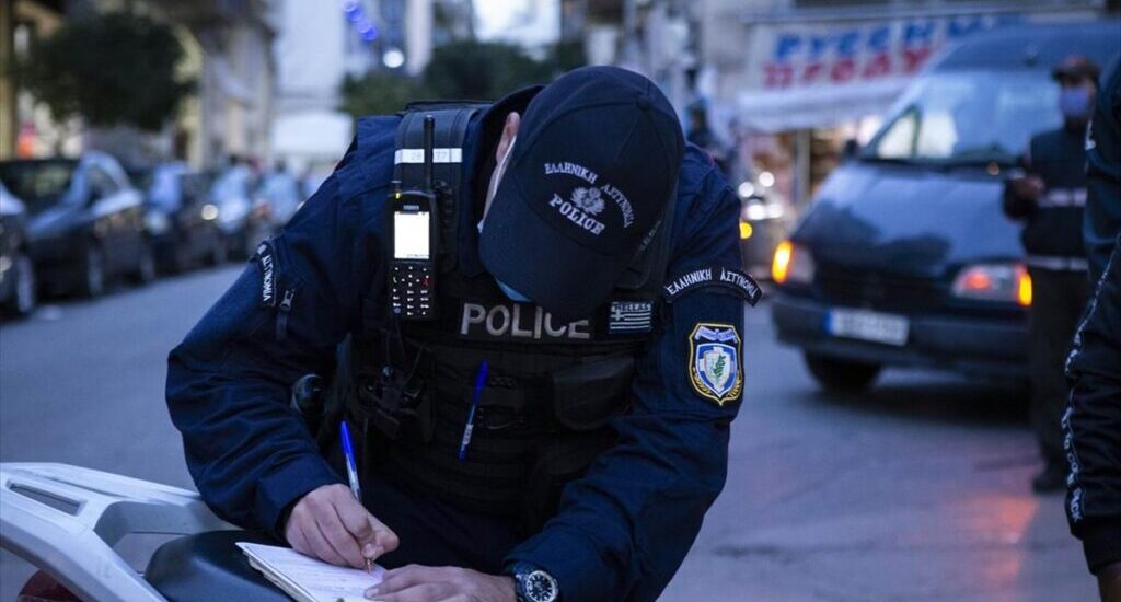 Αστυνομικό γράφει κλήση.