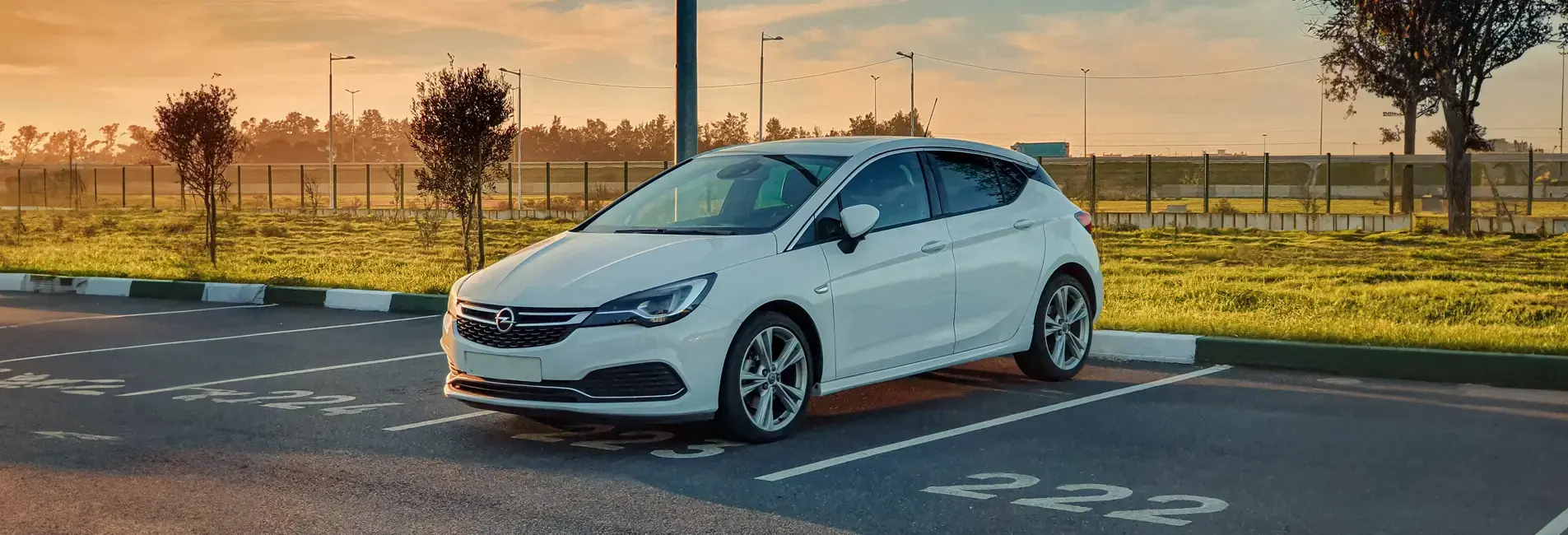 Αυτοκίνητο σταθμευμένο σε υπαίθριο πάρκινγκ.