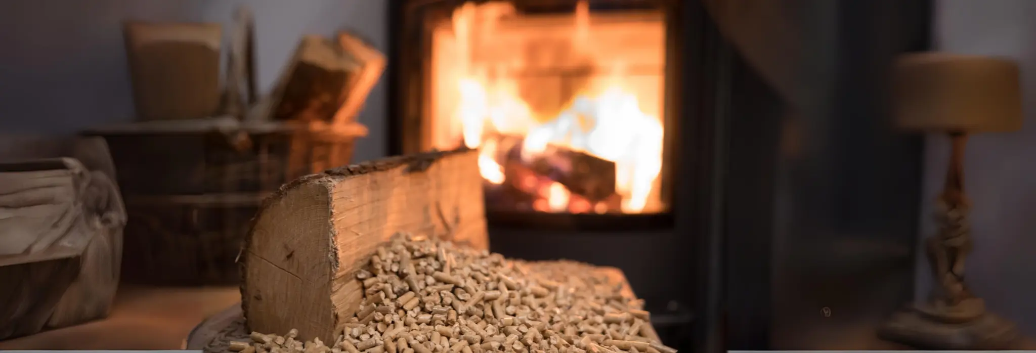 Ξύλα που καίγονται σε σόμπα.