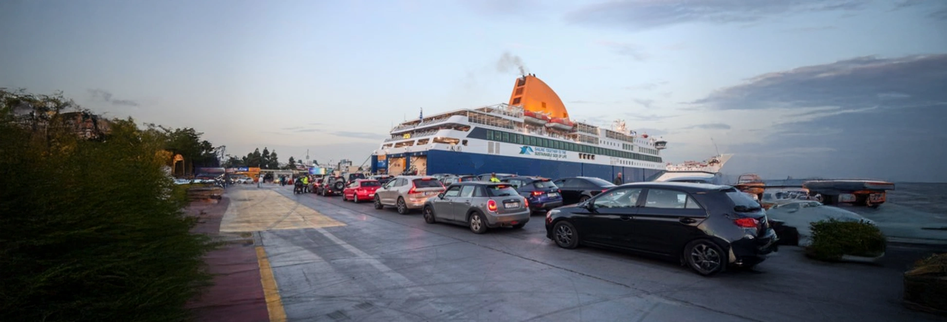 Αυτοκίνητα επιβιβάζονται στο πλοίο στο λιμάνι.