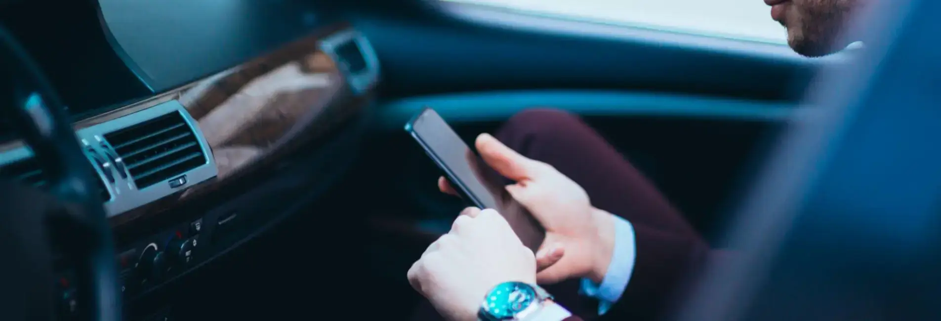 Συνοδηγός με κινητό στο αυτοκίνητο.