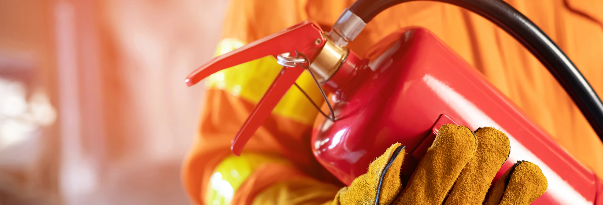 Πυροσβέστης με πυροσβεστήρα στο χέρι.