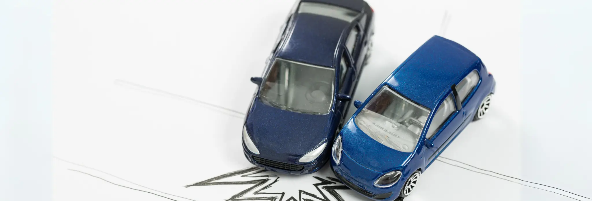 Δύο αυτοκινητάκια μινιατοούρες που συγκρούονται. 