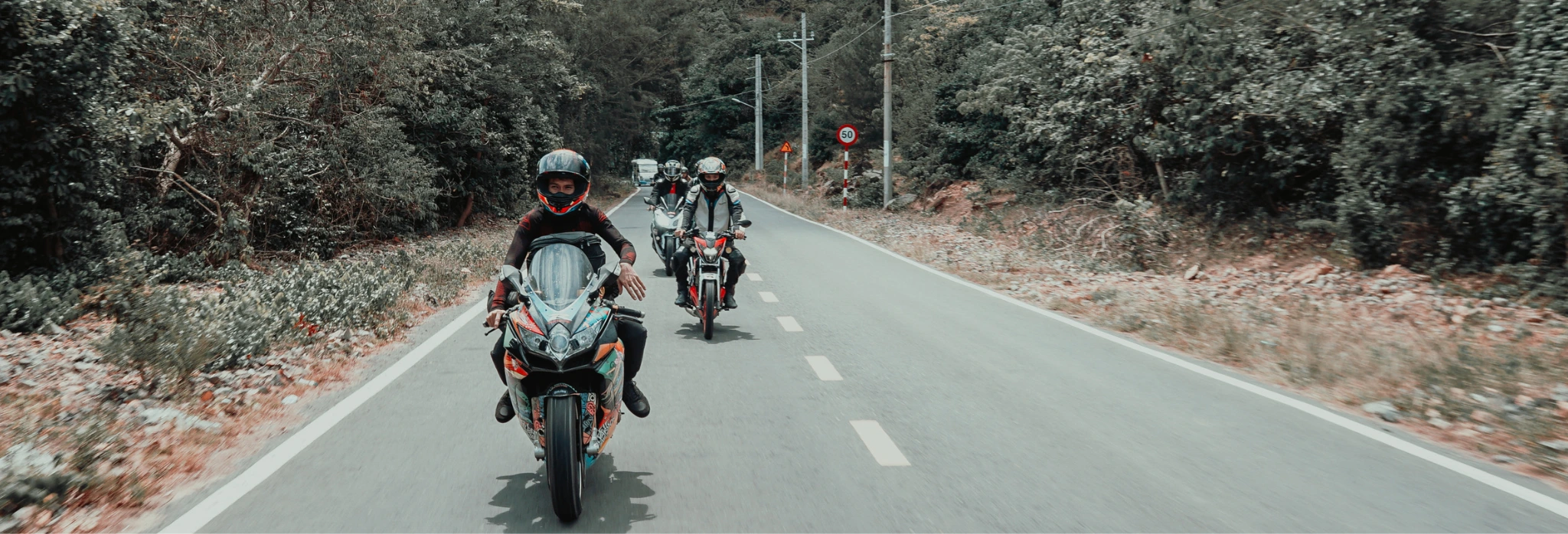 Τρεις μηχανές στον δρόμο.