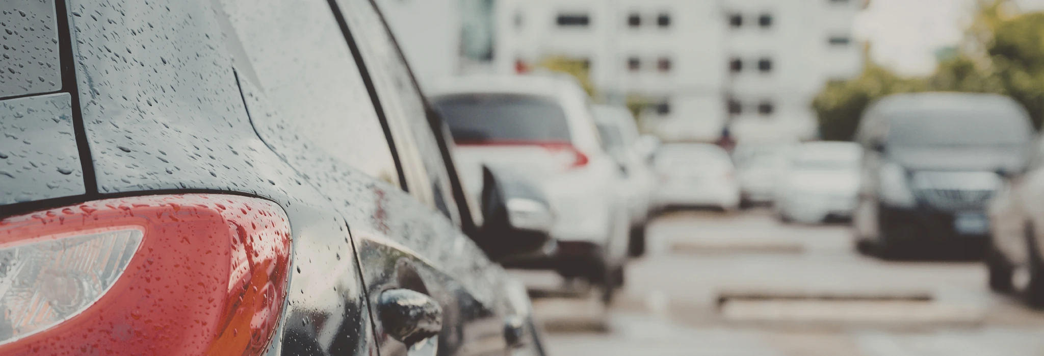 Αυτοκίνητα σε δρόμο.