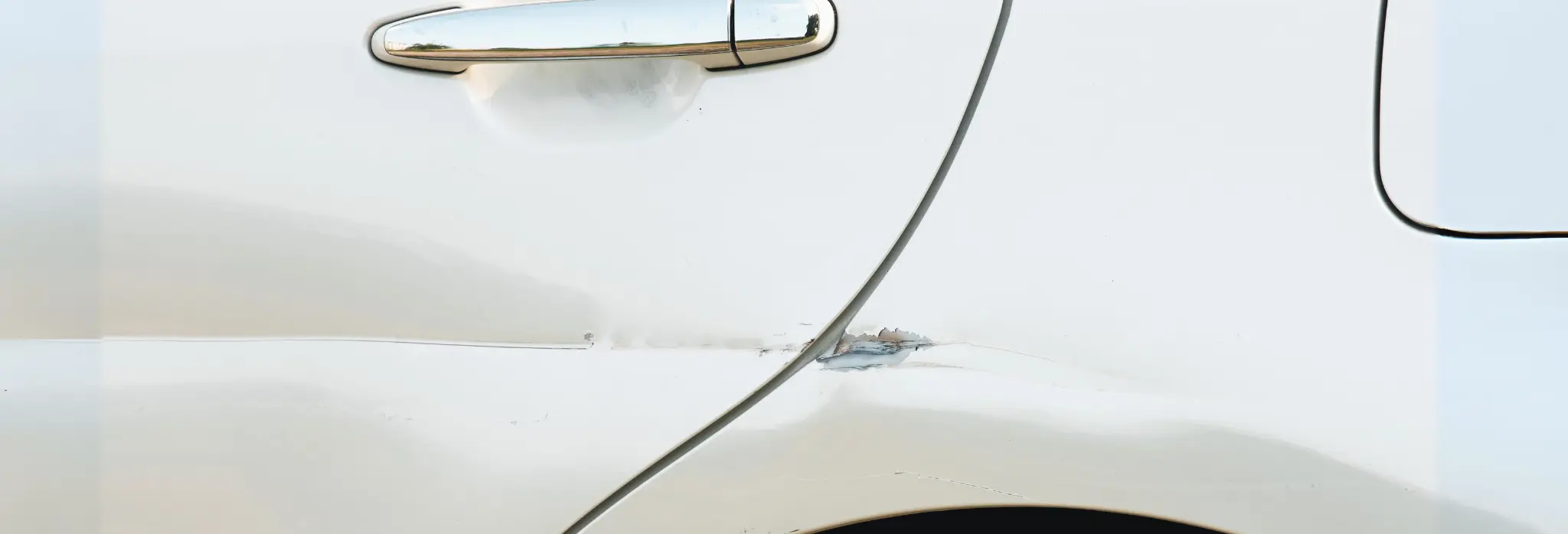 Πόρτα αυτοκινήτου με γδάρσιμο.