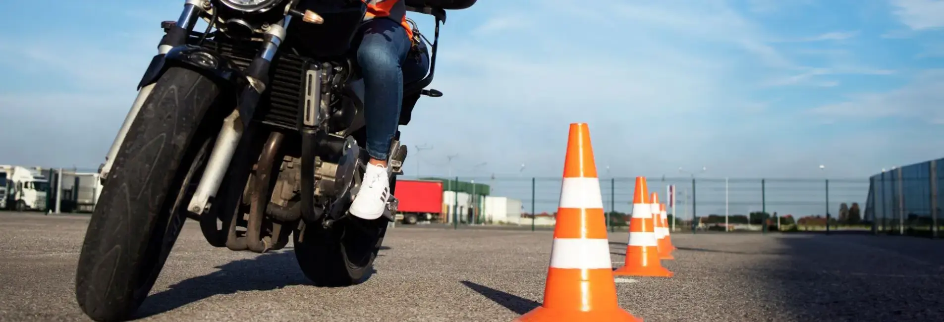 Μηχανή δίπλα σε κόνους, κατα τη διάρκεια εξέτασης για δίπλωμα.