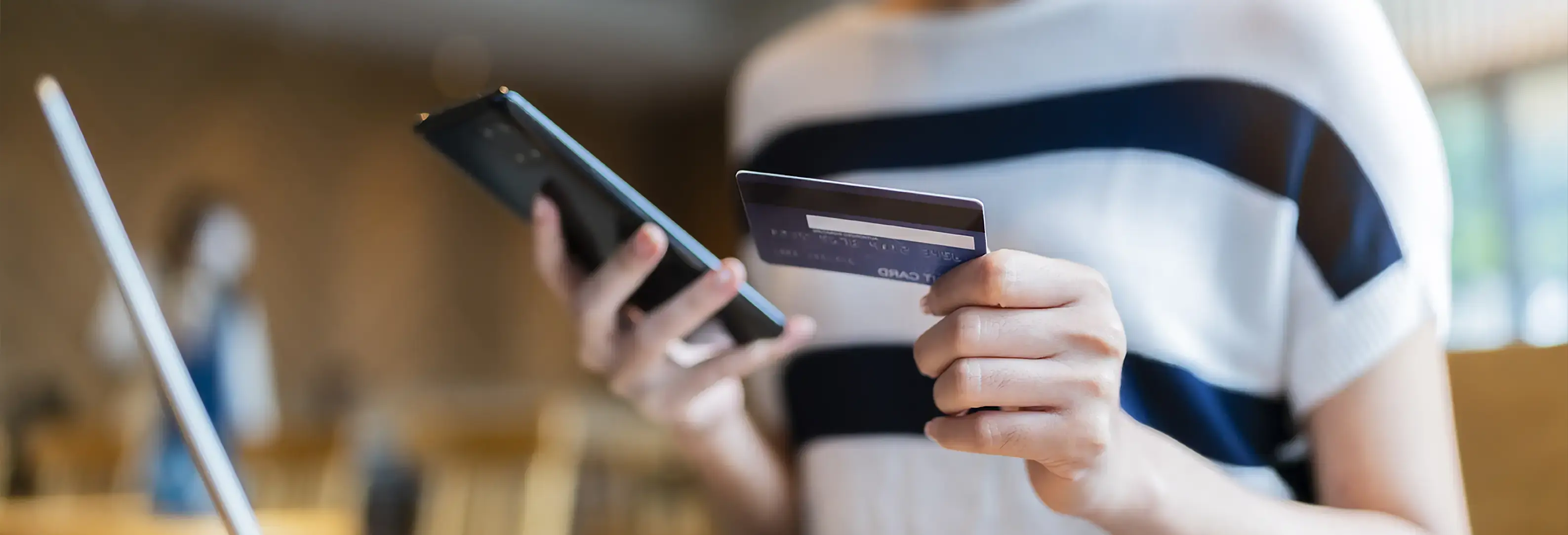 ChatGPT said: Άτομο πραγματοποιεί ηλεκτρονική πληρωμή κρατώντας πιστωτική κάρτα και κινητό.