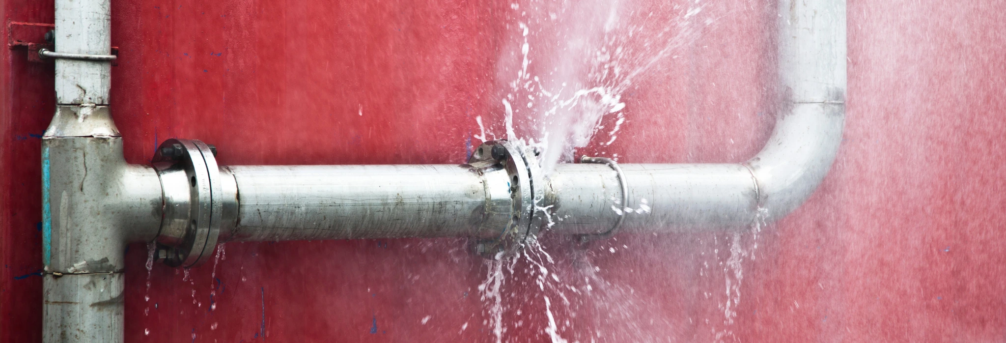 Σπασμένος σωλήνας με διαρροή νερού.