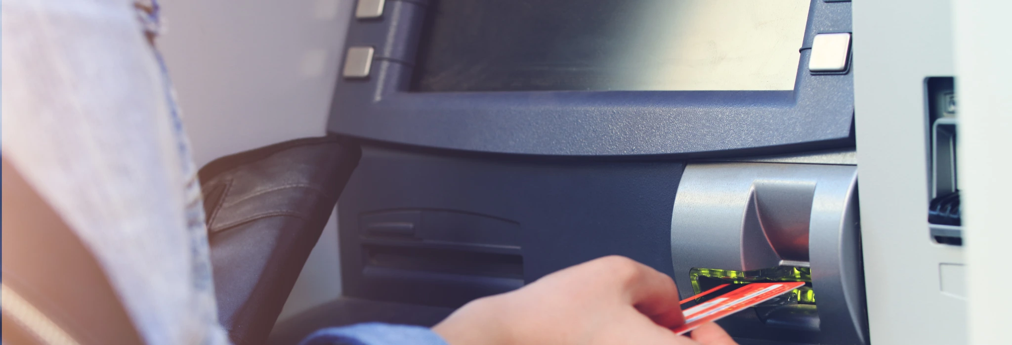 Ανάληψη μετρητών από ATM.