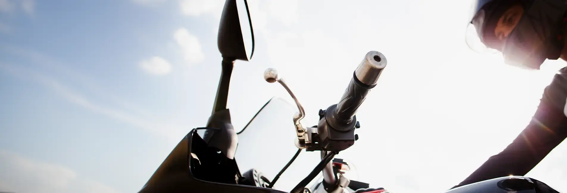 Τιμόνι μηχανής και άντρας με κράνος.