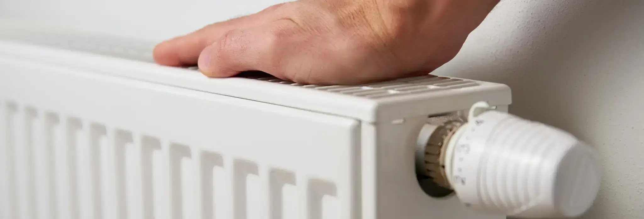 Χέρι πάνω σε καλοριφέρ.