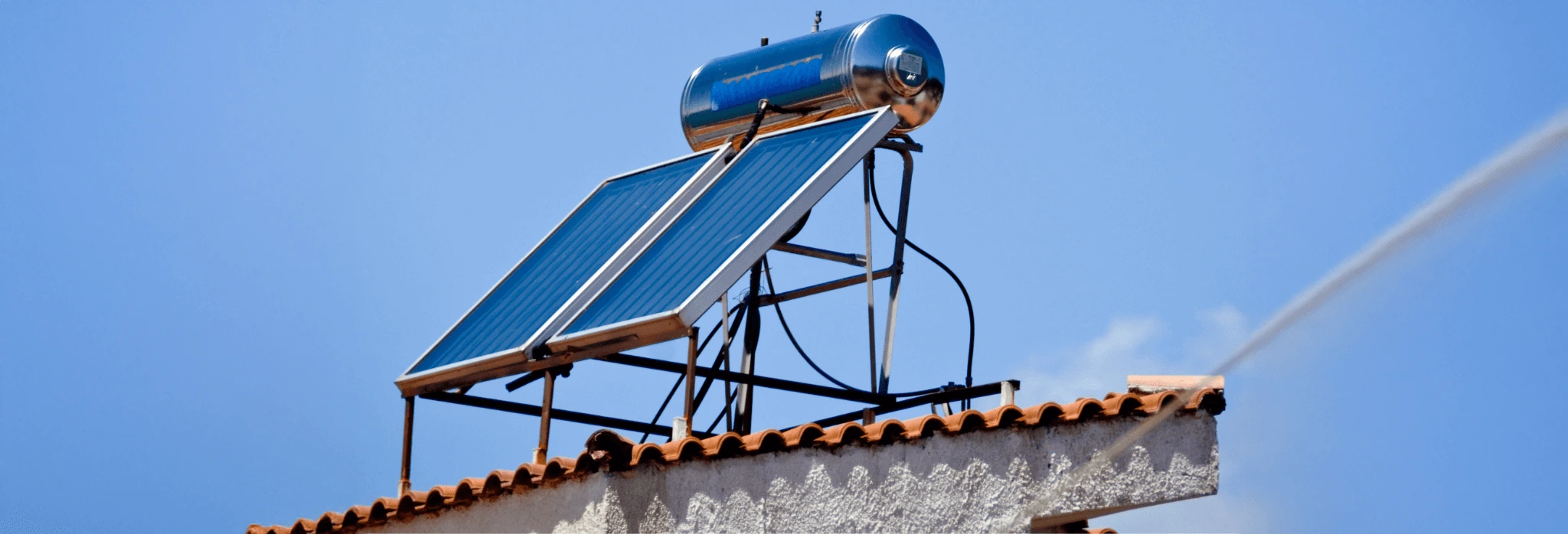 Ηλιακός θερμοσίφωνας στην ταράτσα.