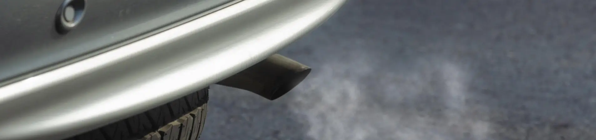 Εκπομπή καυσαερίων από εξάτμιση αυτοκινήτου.