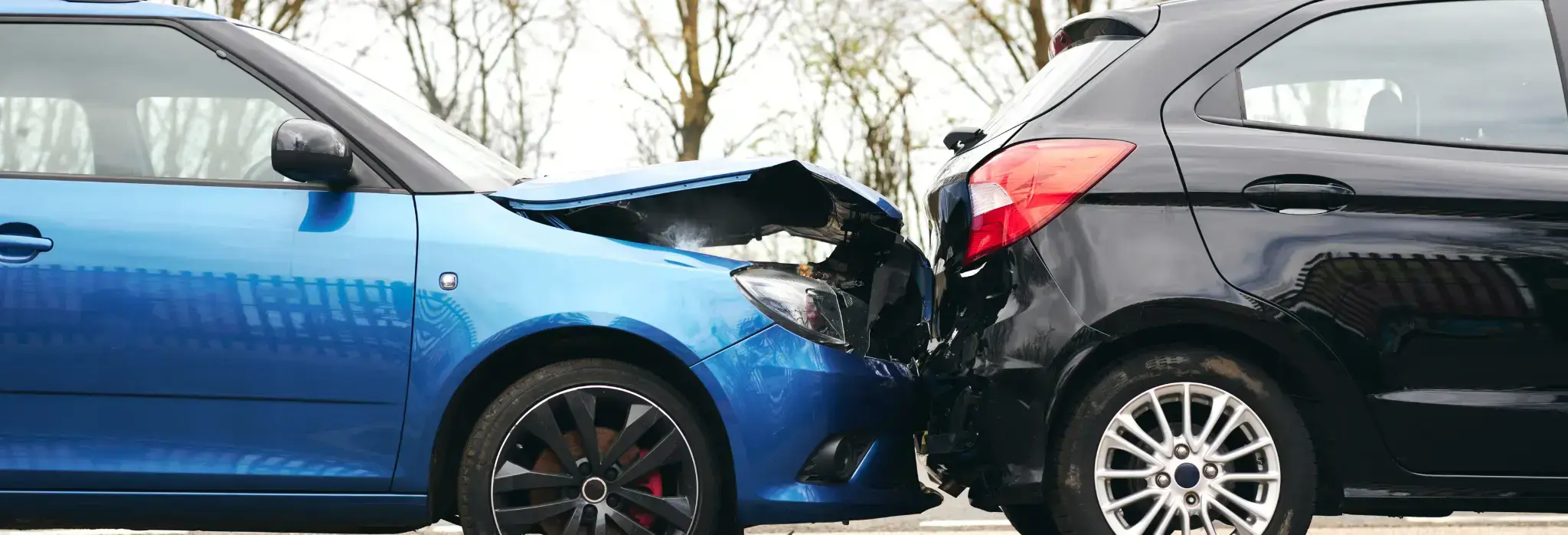 Όχημα προσκρούει στο πίσω μέρος αυτοκινήτου.