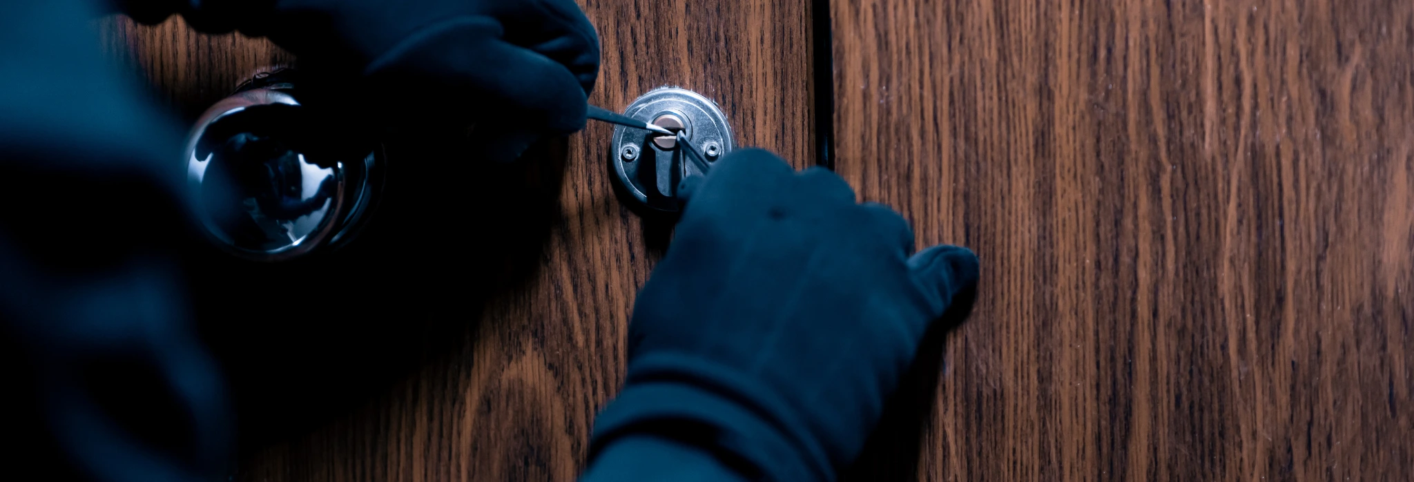 Διαρρήκτης παραβιάζει κλειδαριά πόρτας σπιτιού.