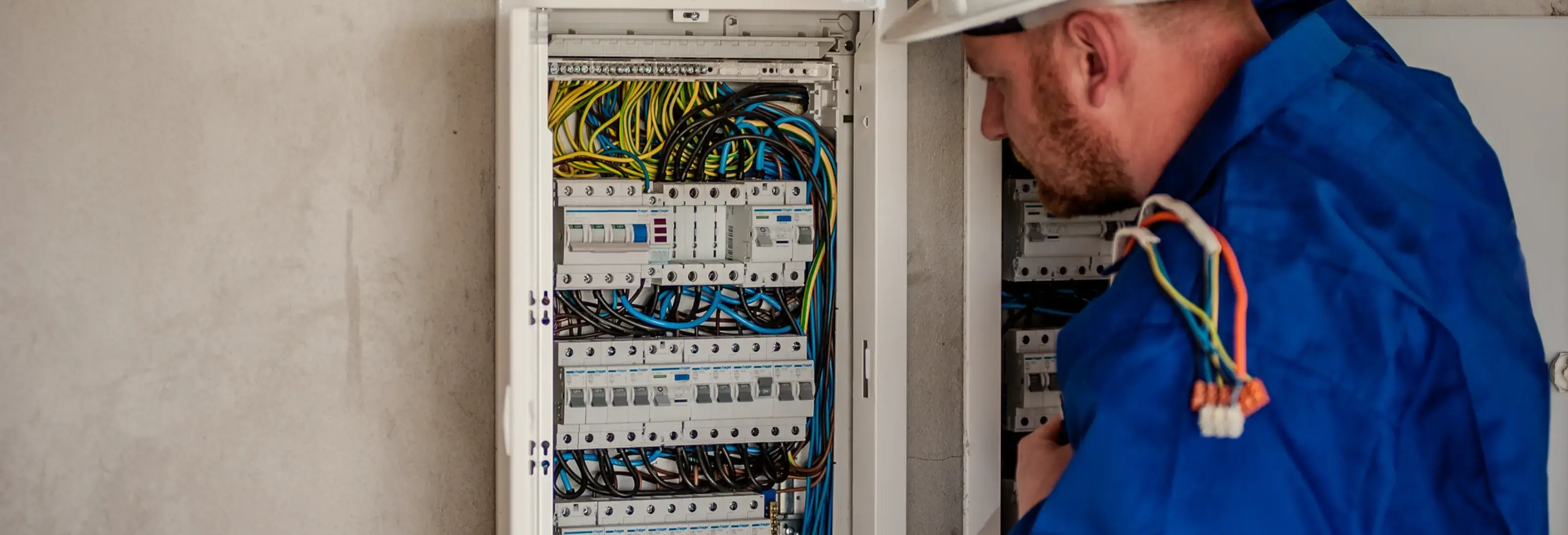 Ηλεκτρολόγος κάνει εργασίες σε ηλεκτρικό πίνακα.