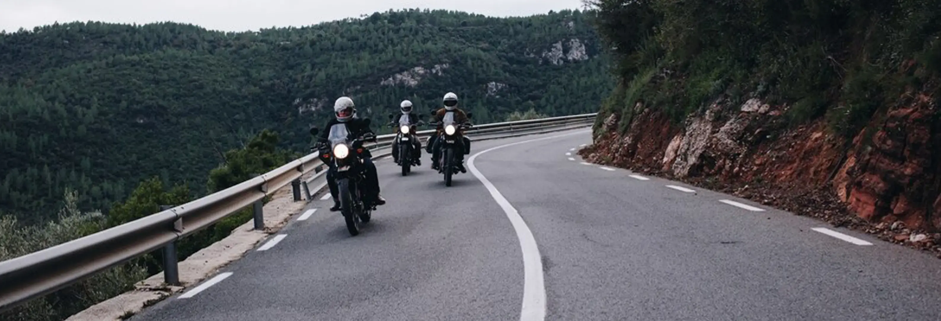 Τρεις μηχανές σε δρόμο σε βουνό.