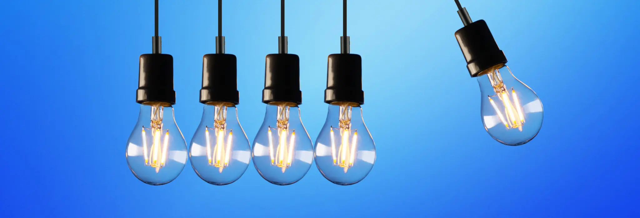 Πέντε αναμμένες κρεμαστές λάμπες σε σειρά