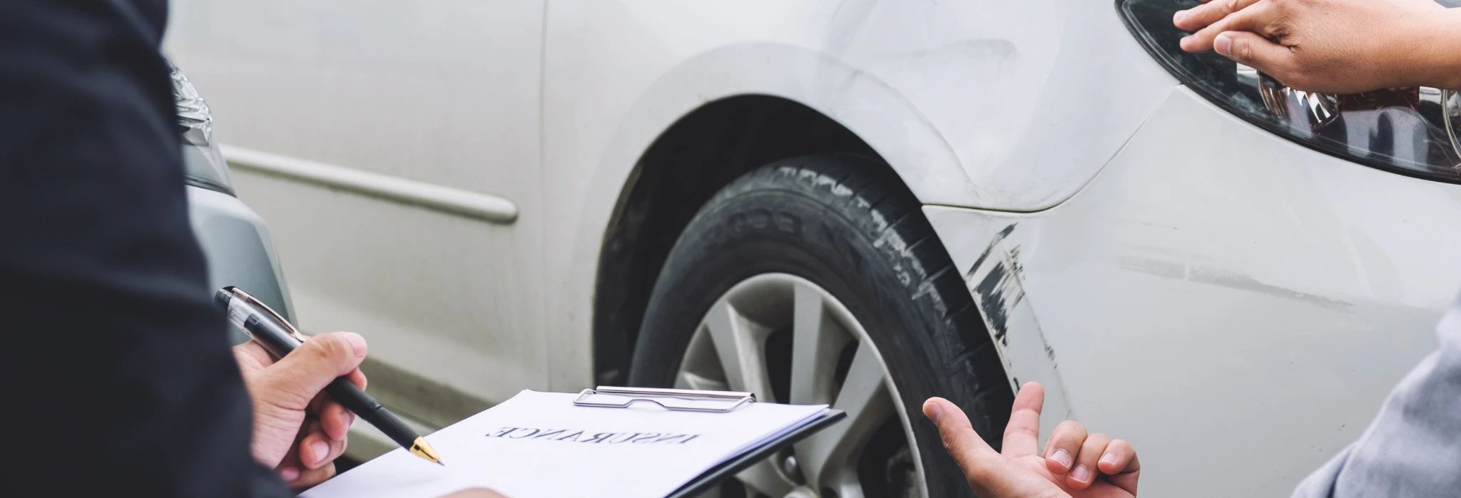 Χτυπημένο αυτοκίνητο και καταγραφή του ατυχήματος.