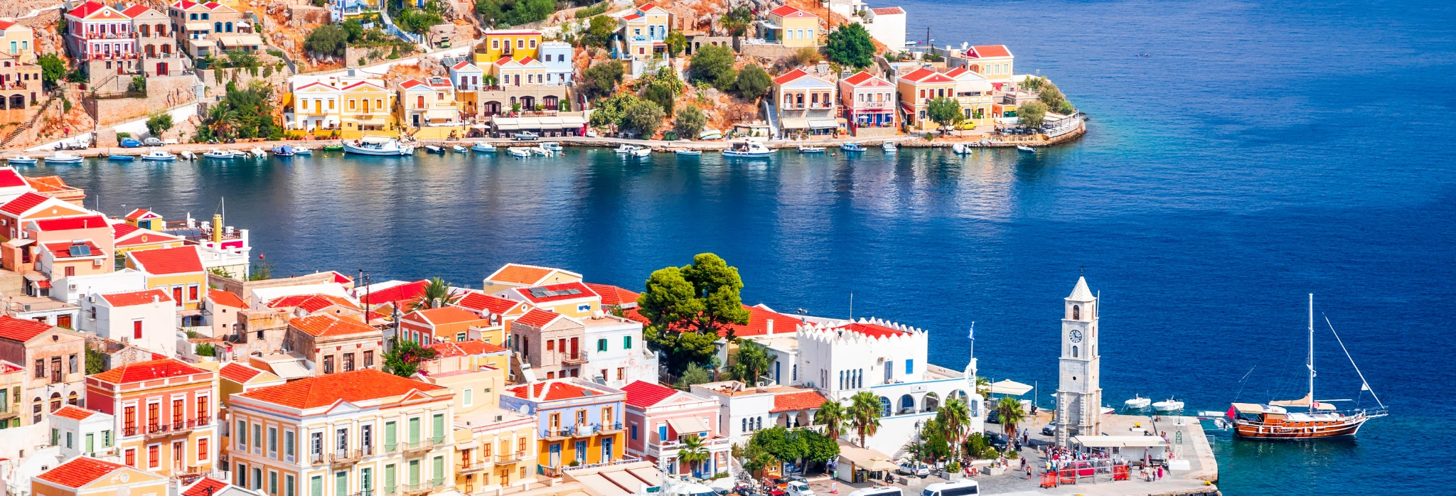 Σπιτάκια δίπλα στη θάλασσα σε νησί.