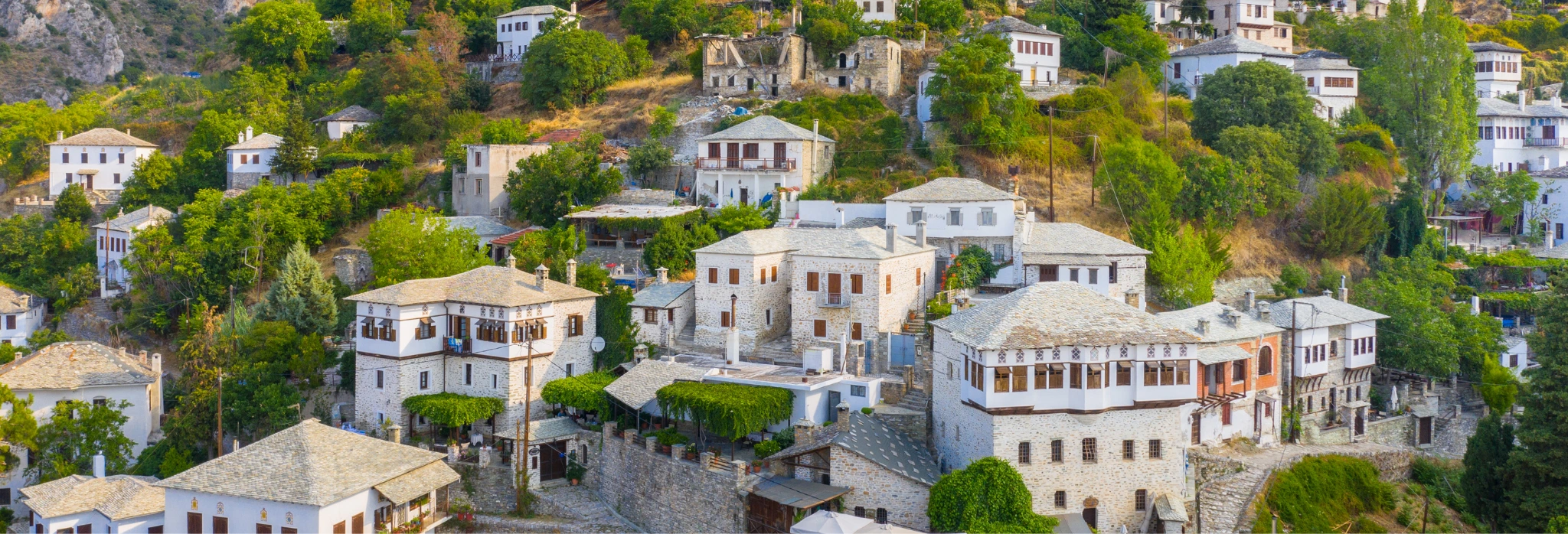 Ορεινό χωριό με πέτρινα σπίτια.