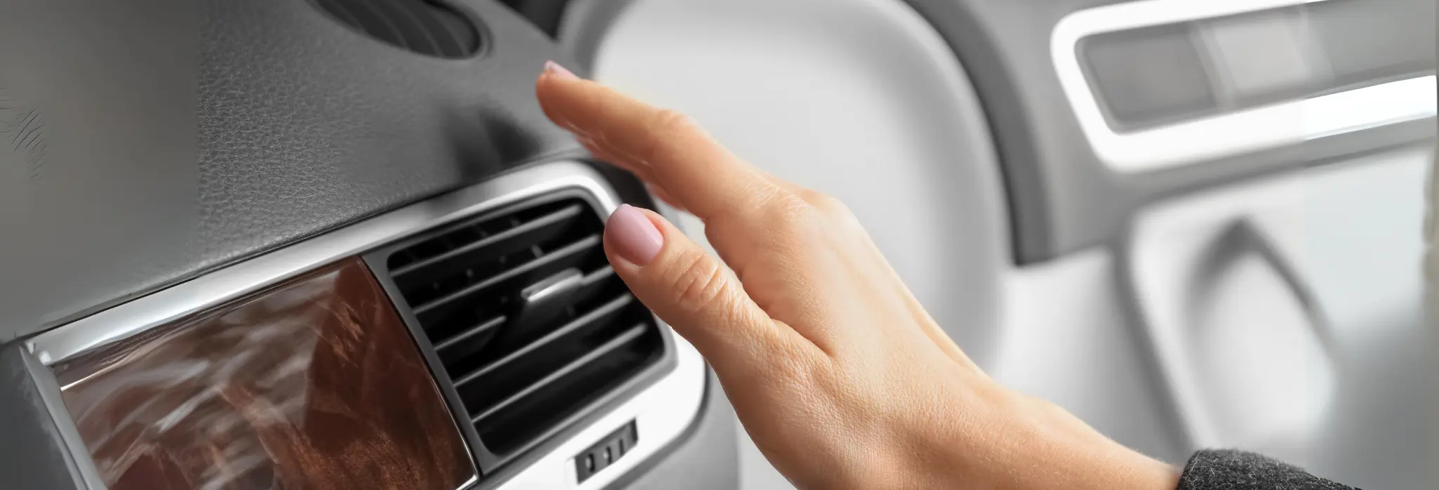 Χέρι ελέγχει τη ροή αέρα από τον αεραγωγό κλιματισμού στο εσωτερικό αυτοκινήτου.