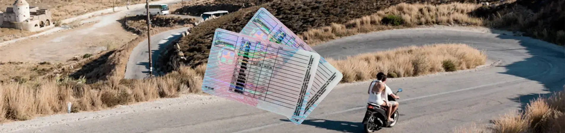 Δίπλωμα οδήγησης και μηχανή που οδηγεί σε δρόμο.