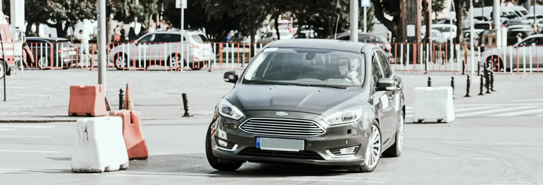 Αυτοκίνητο σε δρόμο.