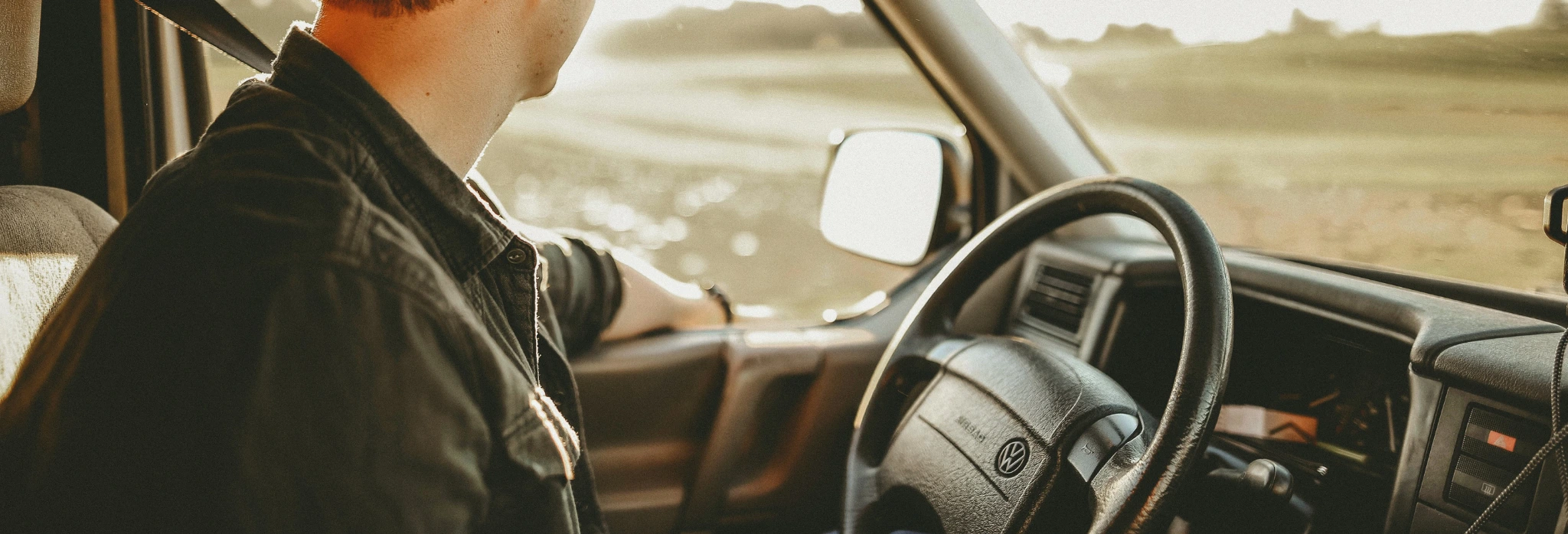 Άντρας κάθεται στη θέση του οδηγού.