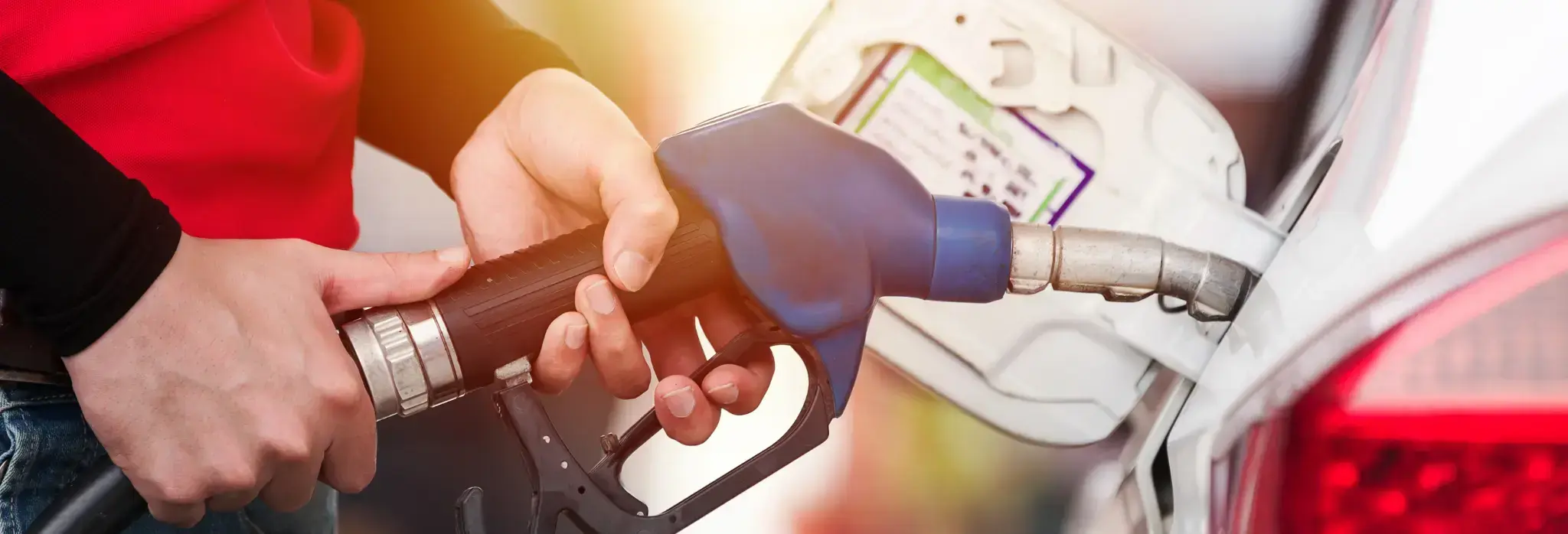 Αντλία βενζίνης γεμίζει το ντεπόζιτο.