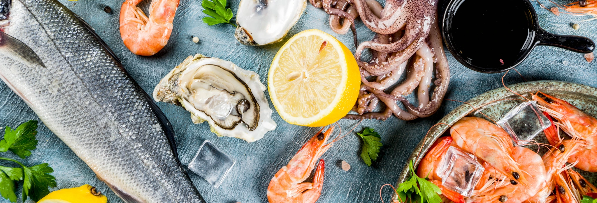 Θαλασσινά σε τραπέζι.