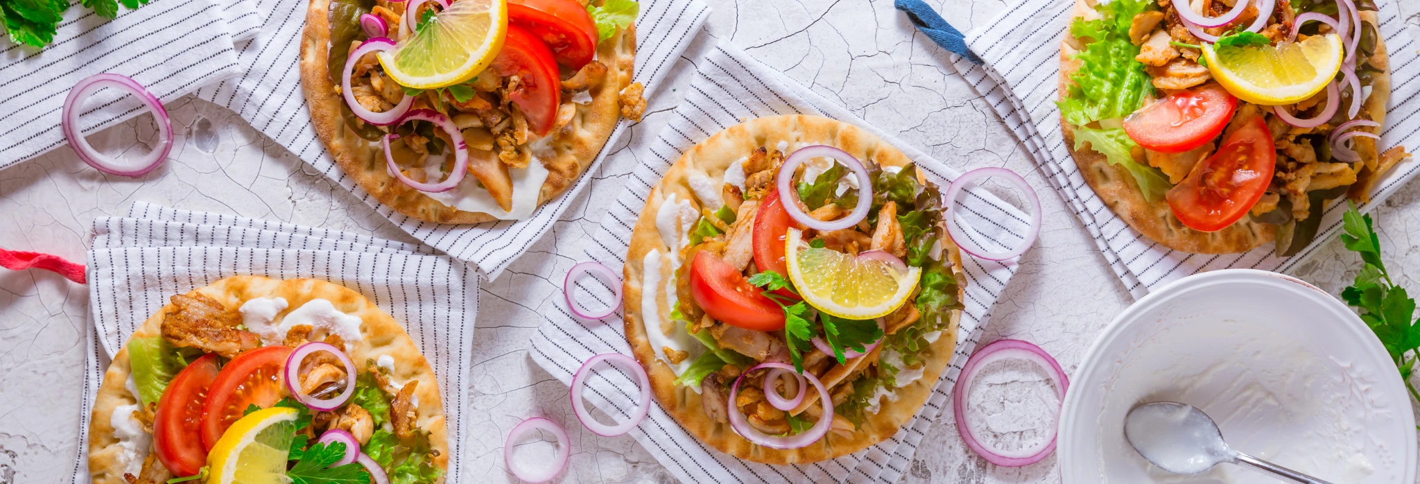 Τυλιχτά πάνω στο τραπέζι.