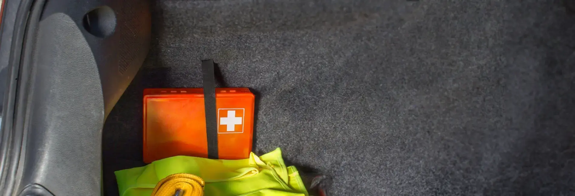 Κουτί φαρμακείο σε πορτμπαγκάζ αυτοκινήτου.