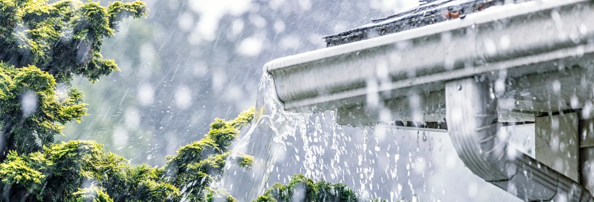 Βροχή που κυλλάει πάνω σε σκεπτή σπιτιού.