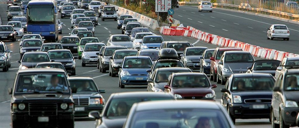 Αυτοκίνητα σε κίνηση στον δρόμο.