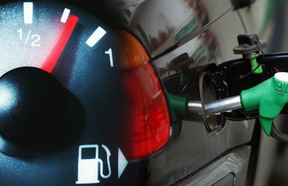 Αντλία βενζίνης γεμίζει το ντεπόζιτο και ταμπλο αυτοκινήτου με ένδειξη στάθμης βενζίνης.
