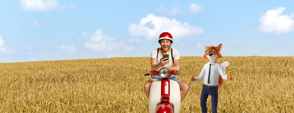 Ο Mr Pricefox δίπλα σε έναν άντρα σε μηχανή.