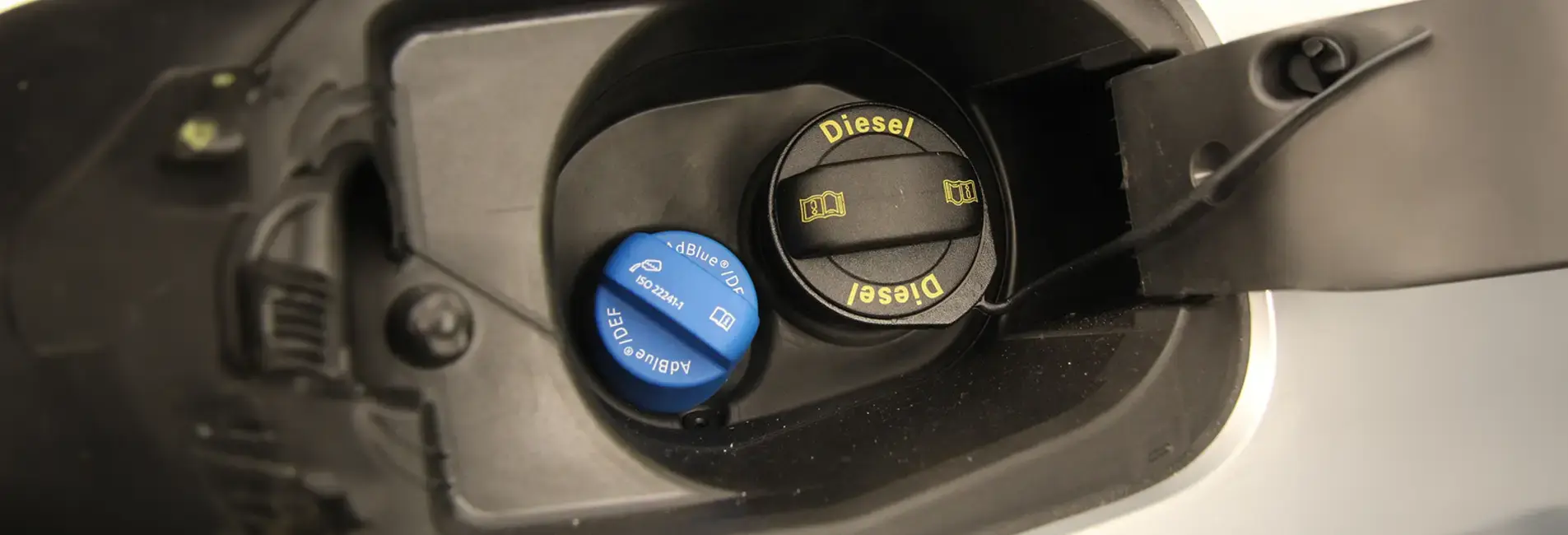 Υποδοχή καυσίμων αυτοκινήτου, για ad blue στα αριστερά και για diesel στα δεξιά.