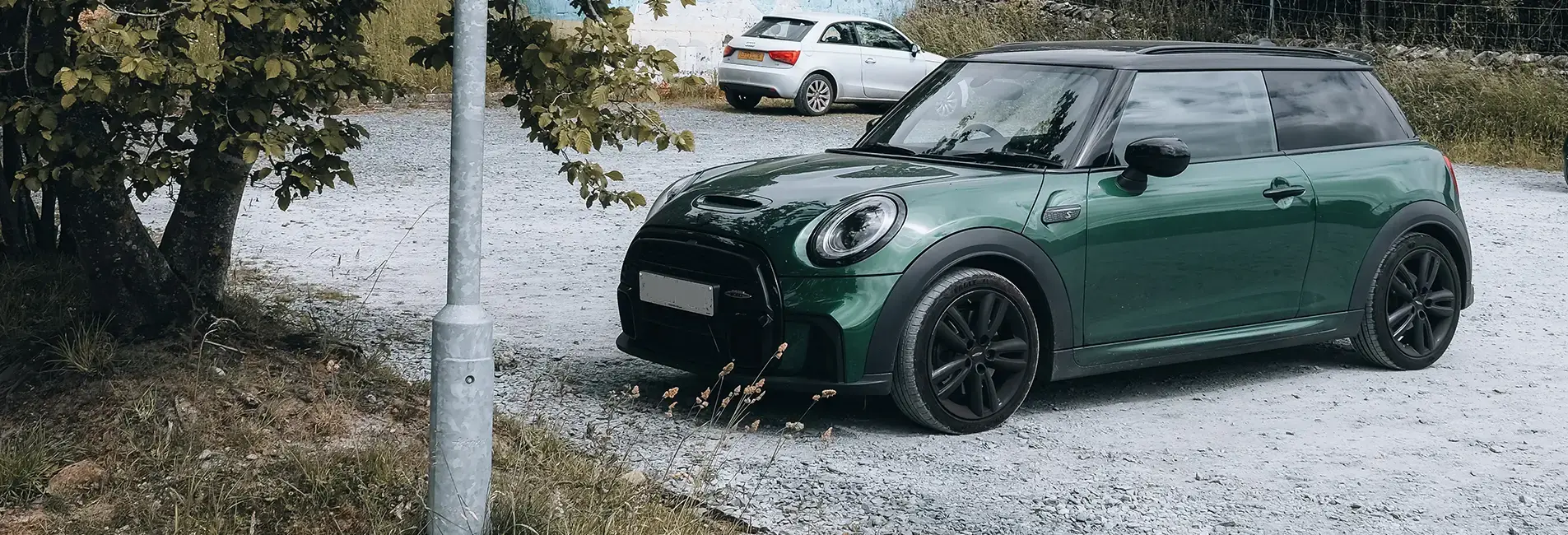 Δύο σταθμευμένα αυτοκίνητα σε ανοιχτό χώρο στάθμευσης.