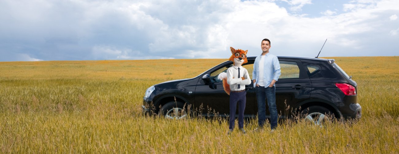 Ο Mr Pricefox και ένας άντρας έξω από ένα αυτοκίνητο σε λιβάδι.