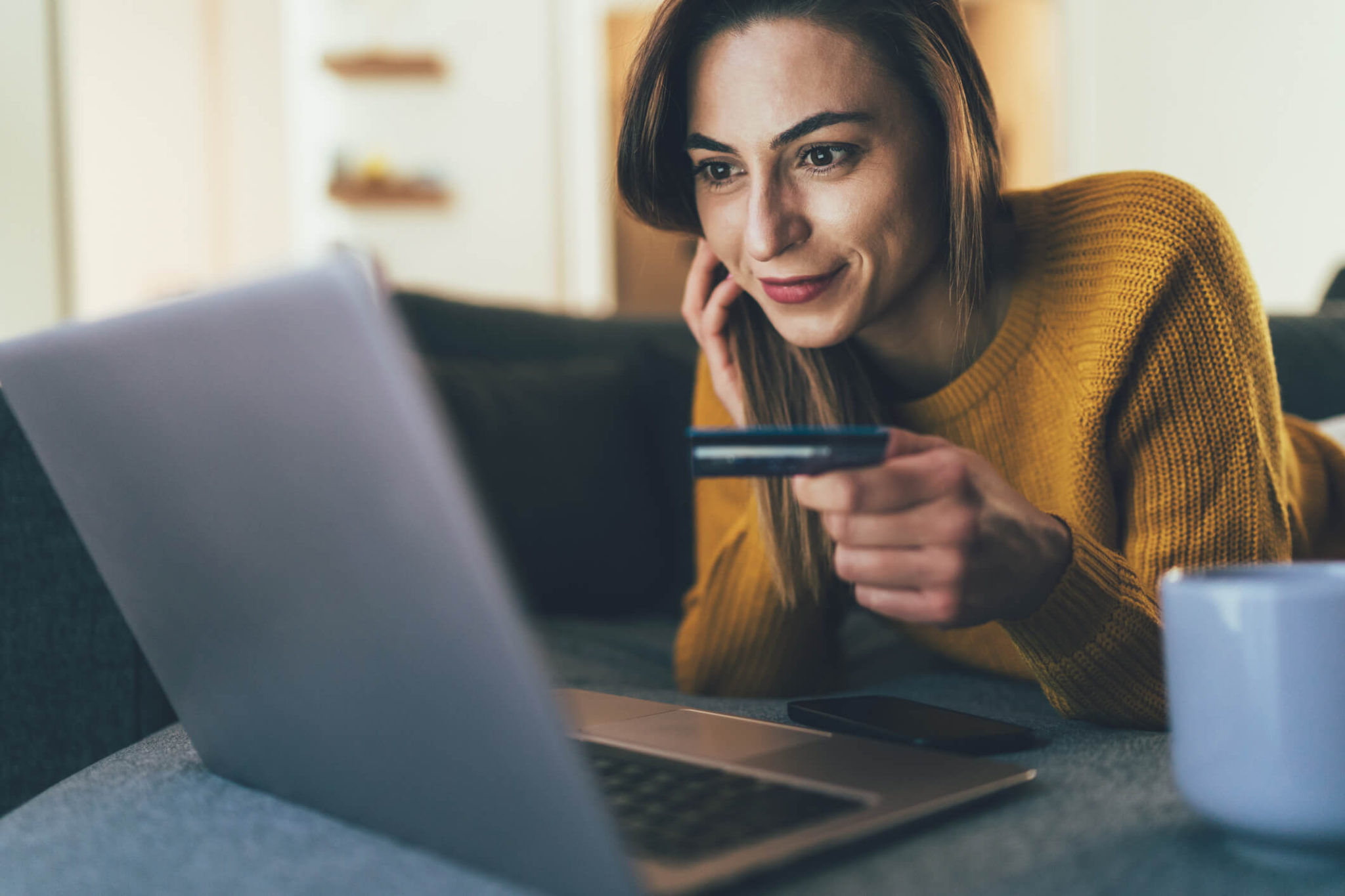 Κοπέλα πραγματοποιεί ηλεκτρονική πληρωμή με κάρτα.