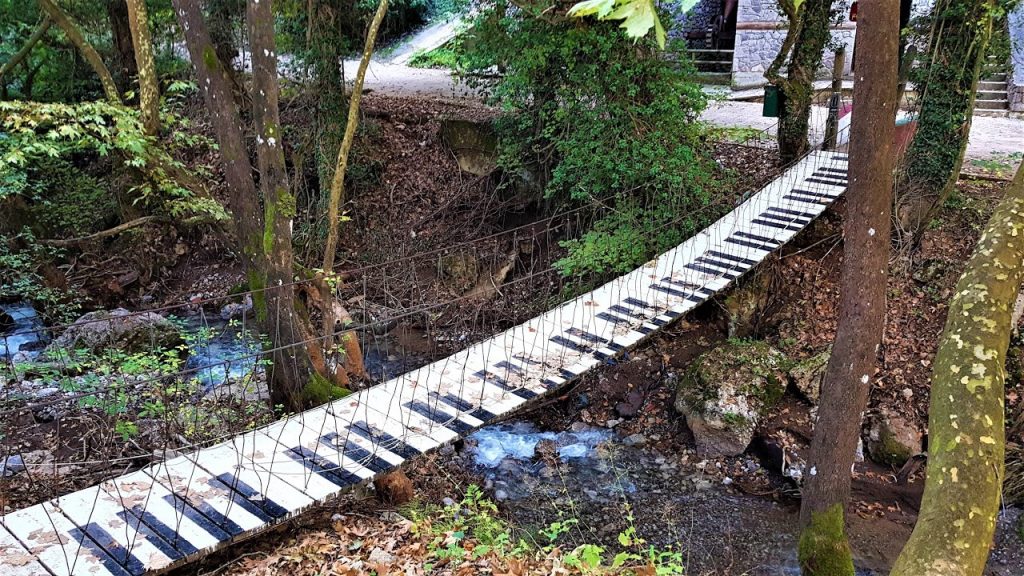 Γέφυρα ζωγραφισμένη σαν πλήκτρα πιάνου στο πάρκο της Παύλιανης.