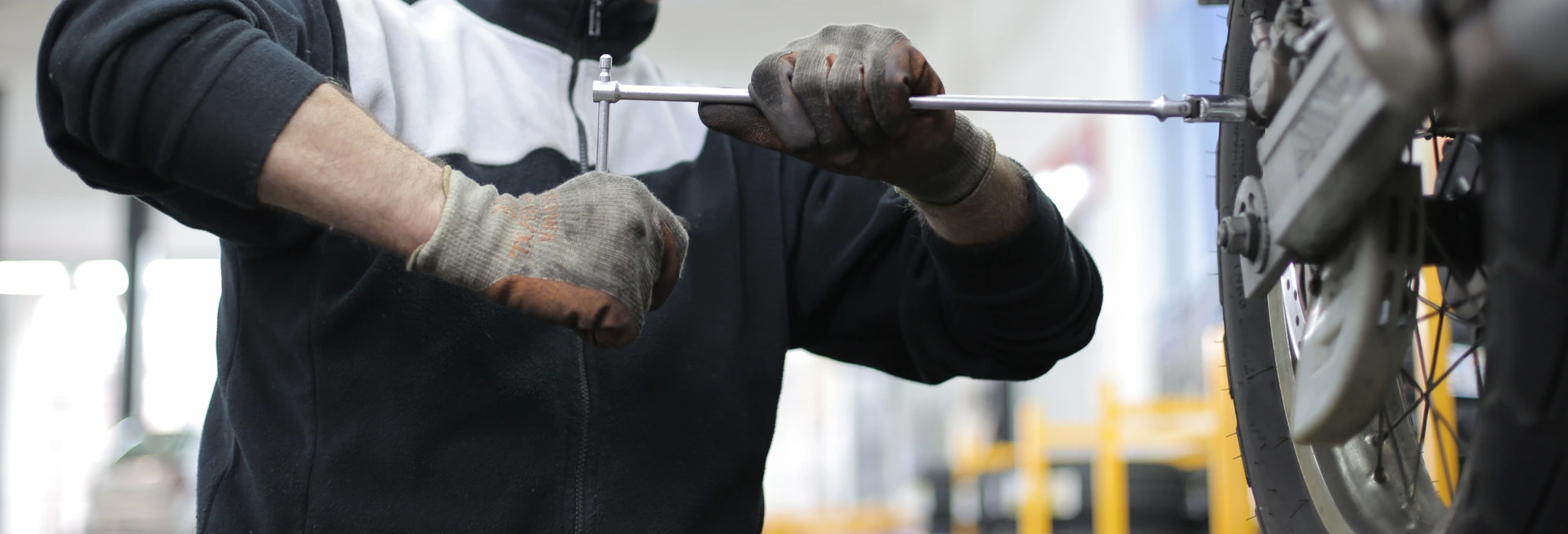 Μηχανικός επισκευάζει μηχανή στο συνεργείο.